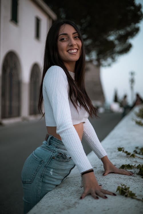 Foto profissional grátis de cabelo comprido, de pé, elegância