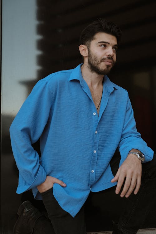 Foto profissional grátis de cabelo curto, camisa azul, de pé