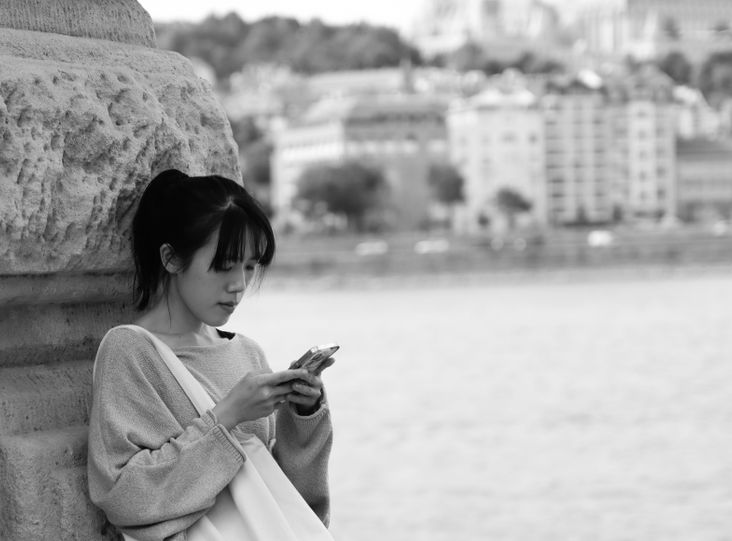 persona che usa un telefono per incontrare persone online