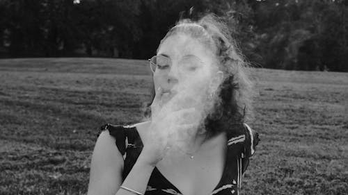 Imagine de stoc gratuită din alb-negru, femeie, fum