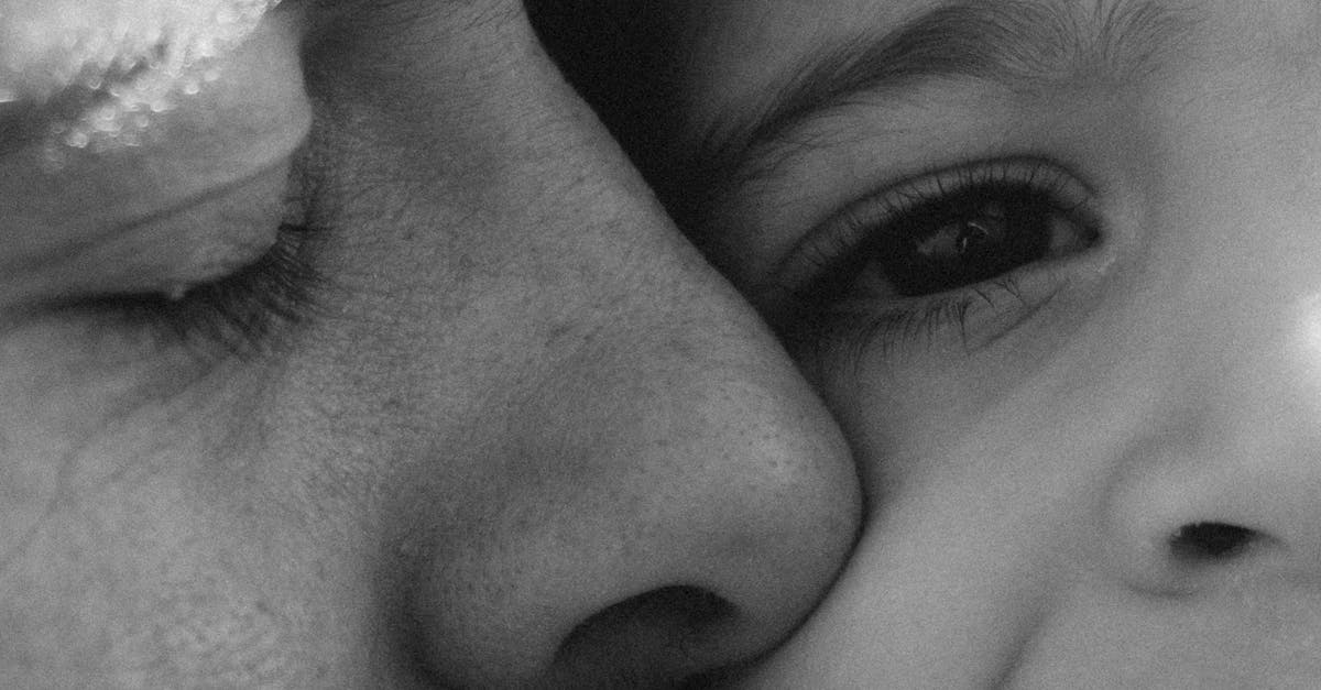 Salto de Desenvolvimento: O Guia Completo para Entender e Passar por Cada Fase do Bebê toddler taking first steps with father - salto de desenvolvimento