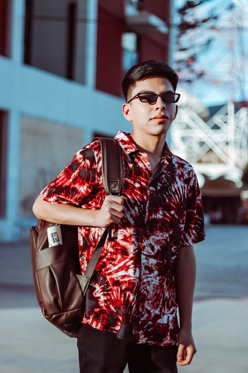 Foto d'estoc gratuïta de cabell curt, camisa vermella, dempeus