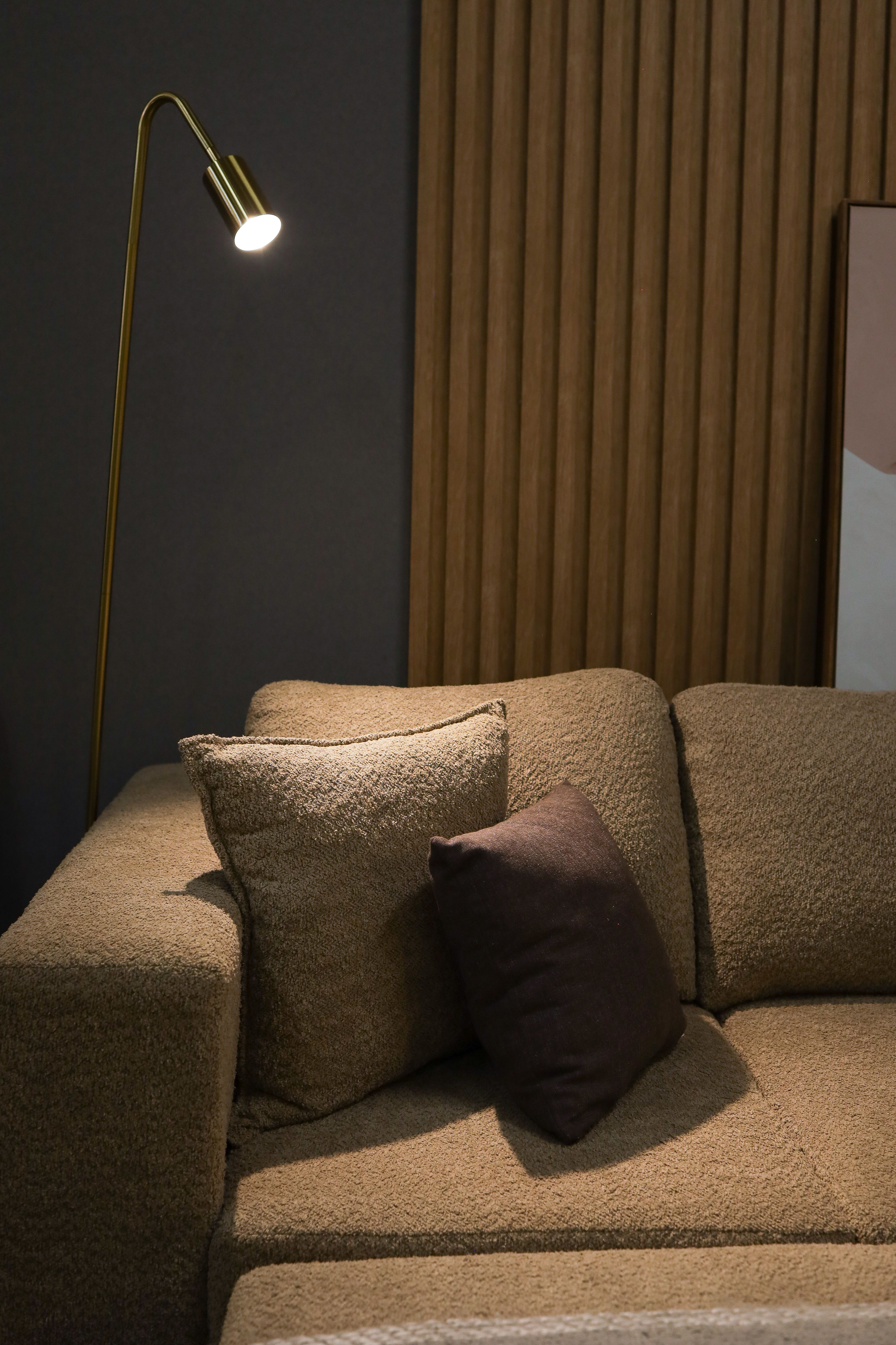 Lamp and Table in Room · Free Stock Photo