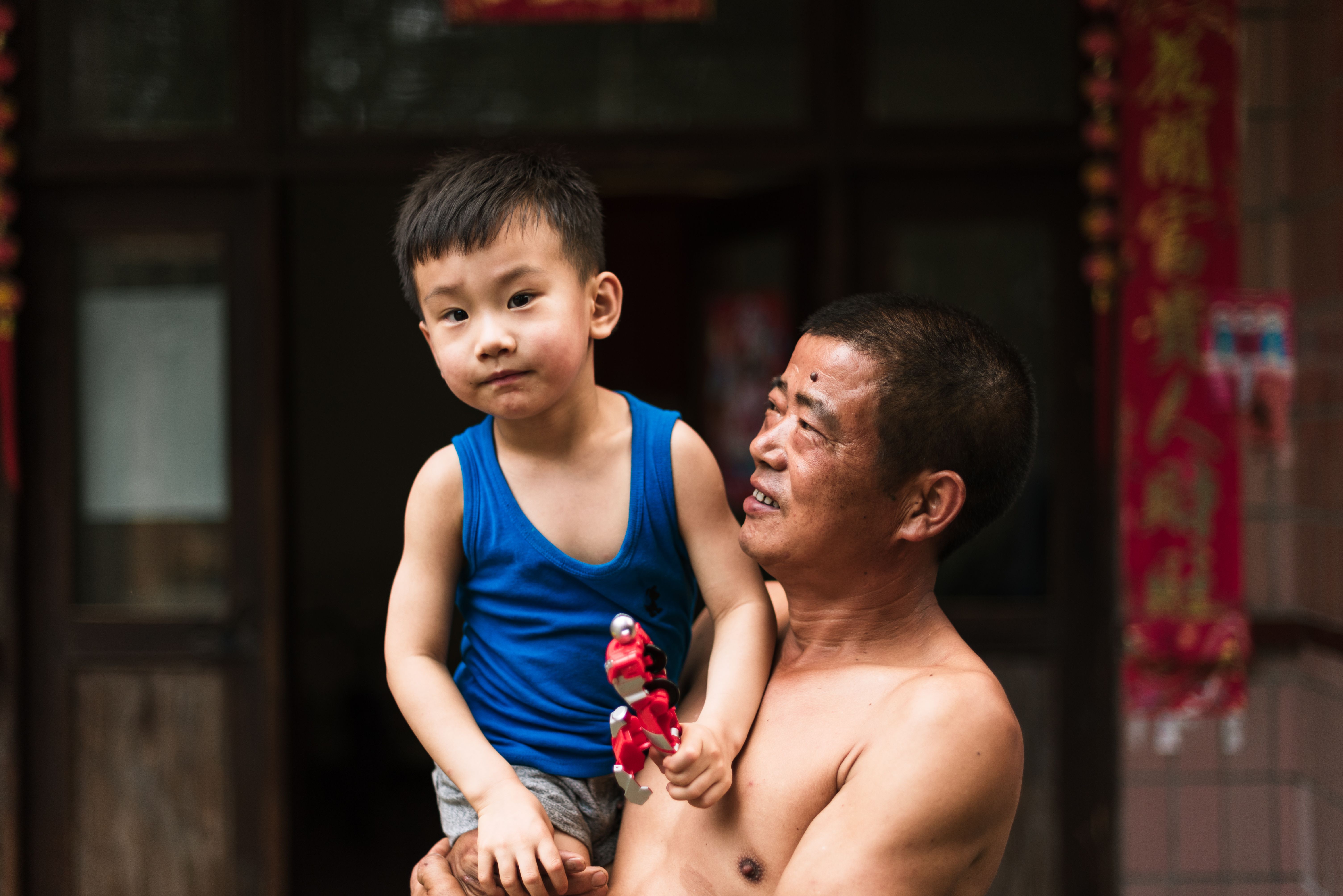 被童年困住的人 一生都在原地画圈 情感配图