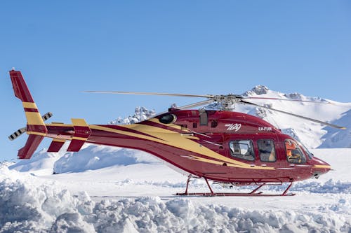 Darmowe zdjęcie z galerii z czerwony helikopter, góra, kurort narciarski