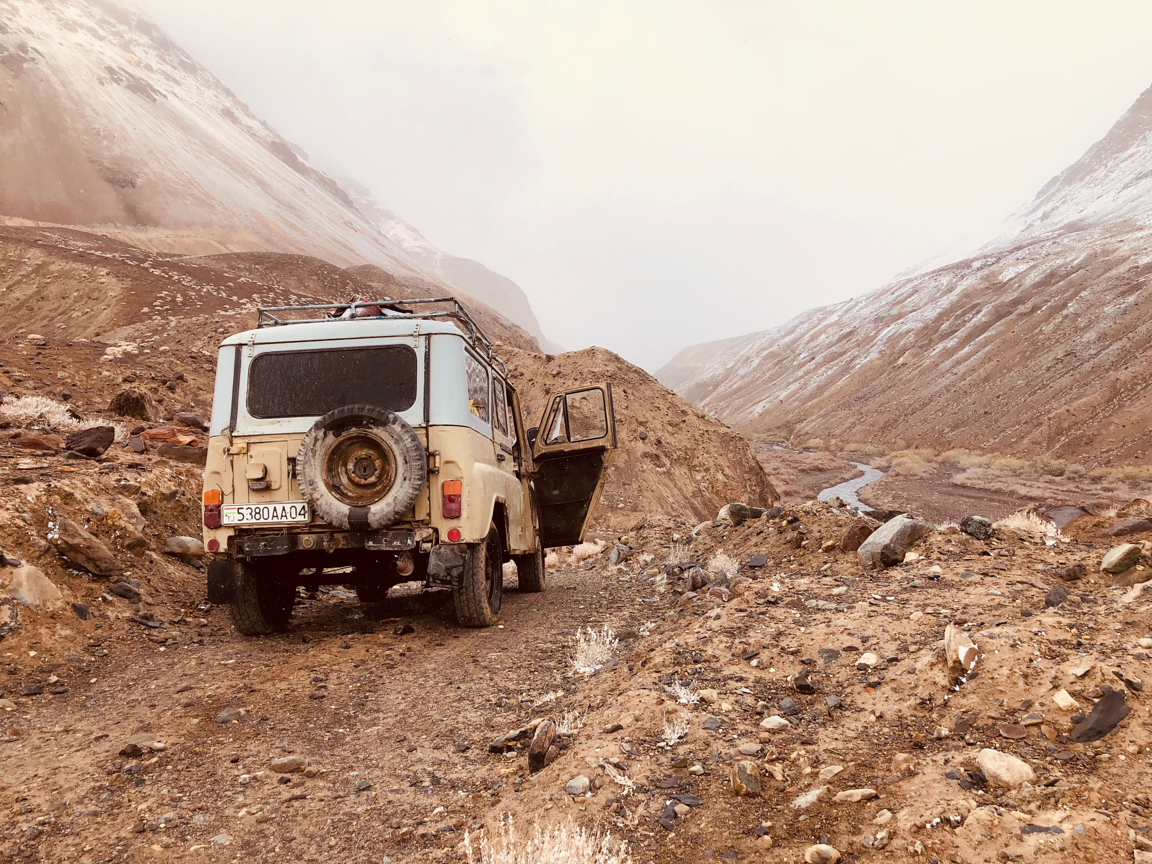 Véhicule tout-terrain 4x4 négociant les virages en lacet serrés et rocheux de la piste mythique du Sani Pass