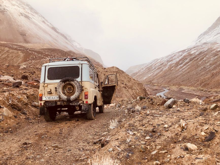 Piste du Sani Pass en 4x4 Véhicule tout-terrain 4x4 négociant les virages en lacet serrés et rocheux de la piste mythique du Sani Pass