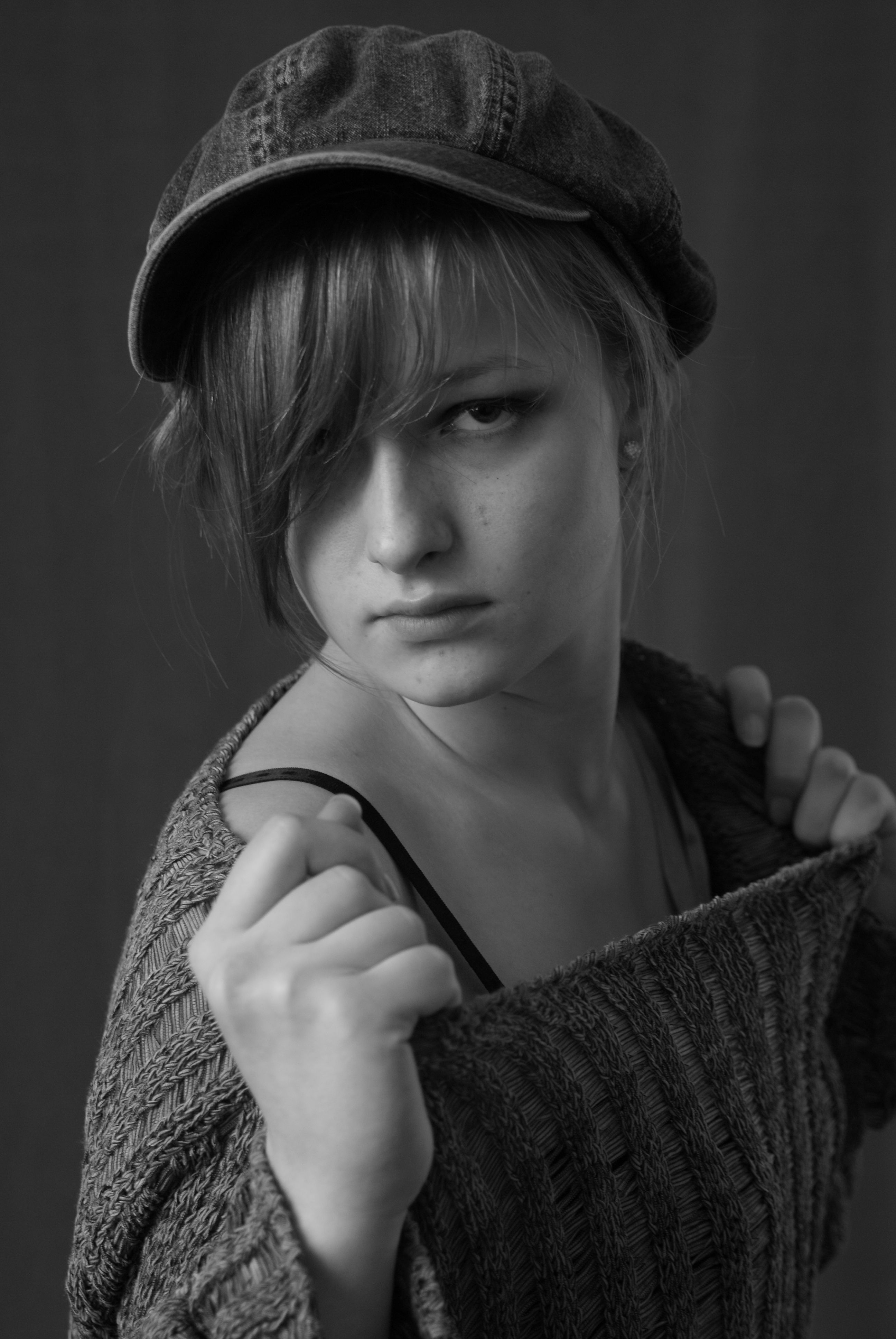 A black and white photo of a woman in a hat · Free Stock Photo