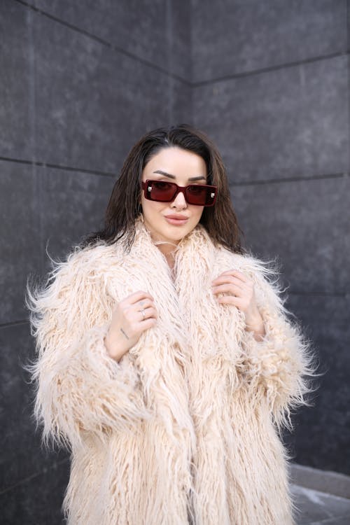 Free Young Brunette Woman Posing in Sunglasses and Fur Coat Stock Photo