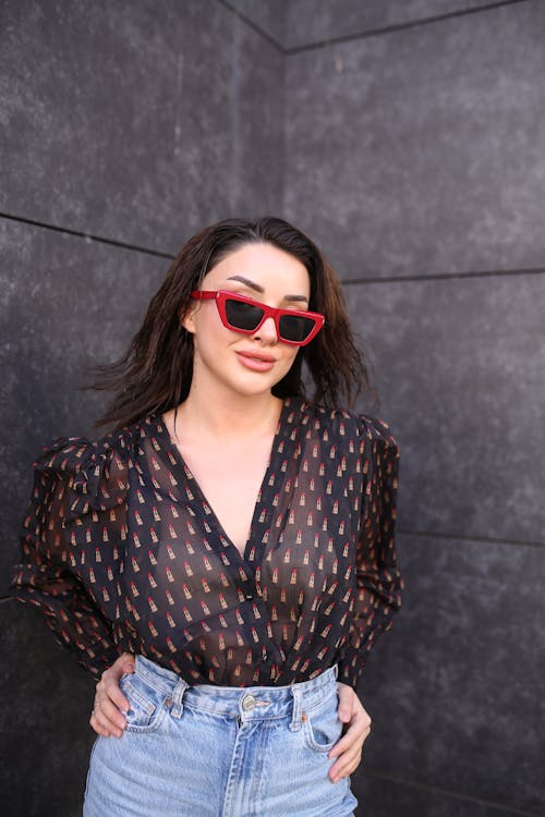 Free Young Brunette Woman Smiling and Posing in Red Sunglasses Stock Photo