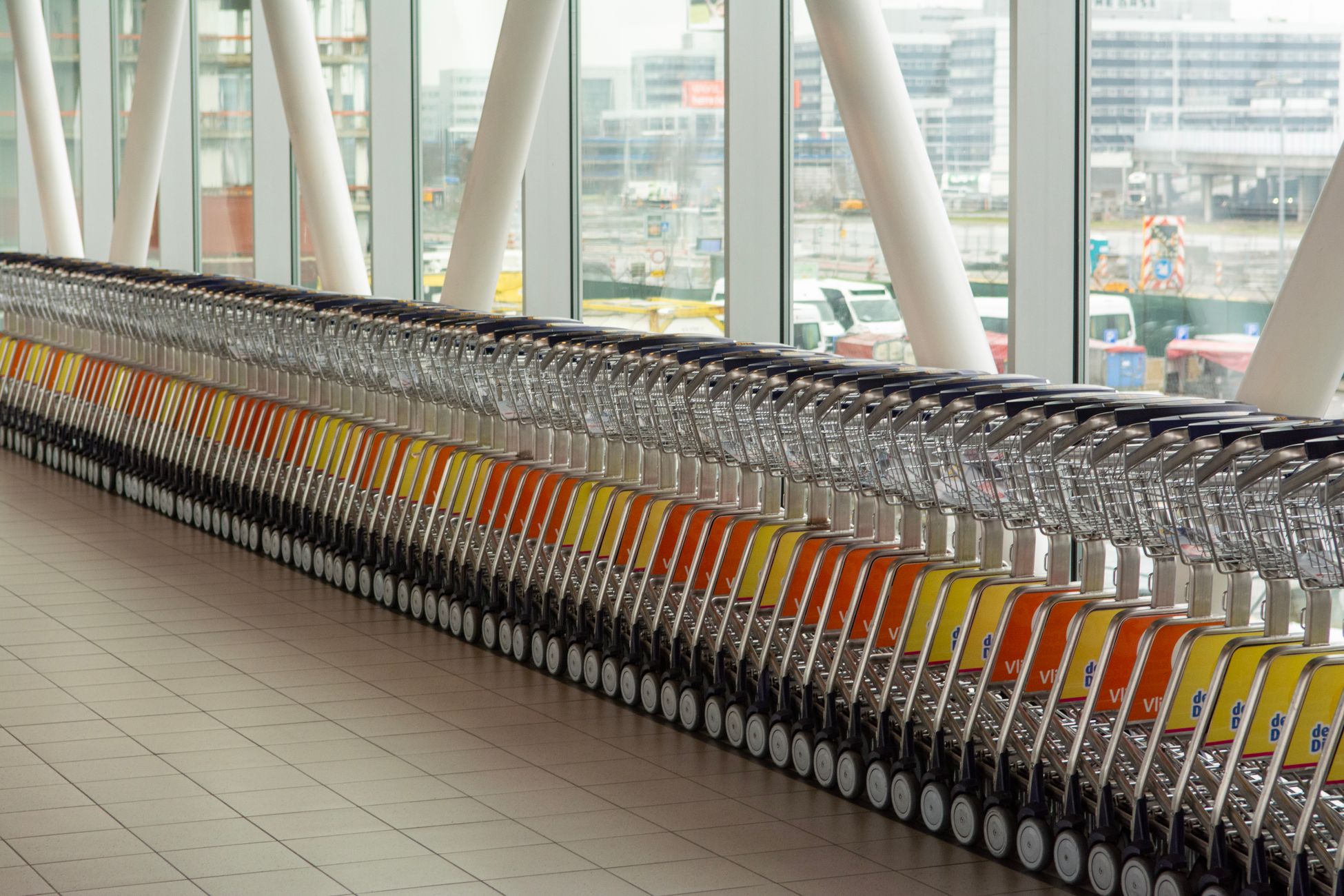 Schiphol waarschuwt voor lange rijen deze zomer