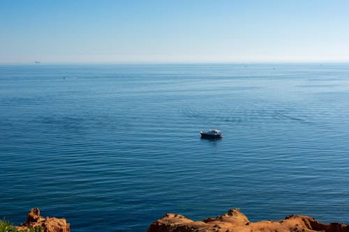 Foto d'estoc gratuïta de aigua blava, barca, cel blau