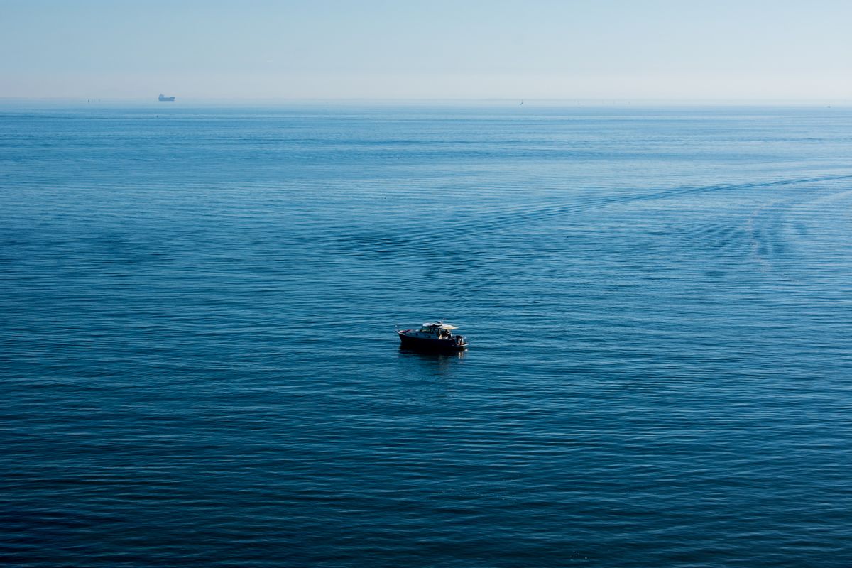 Yate de chárter visto desde arriba en aguas cristalinas del Mediterráneo