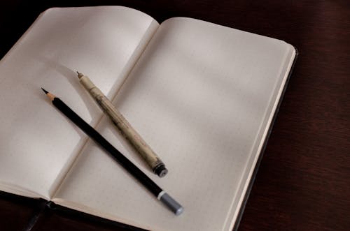 Kostnadsfri bild av anteckningsbok, mekanisk penna, närbild