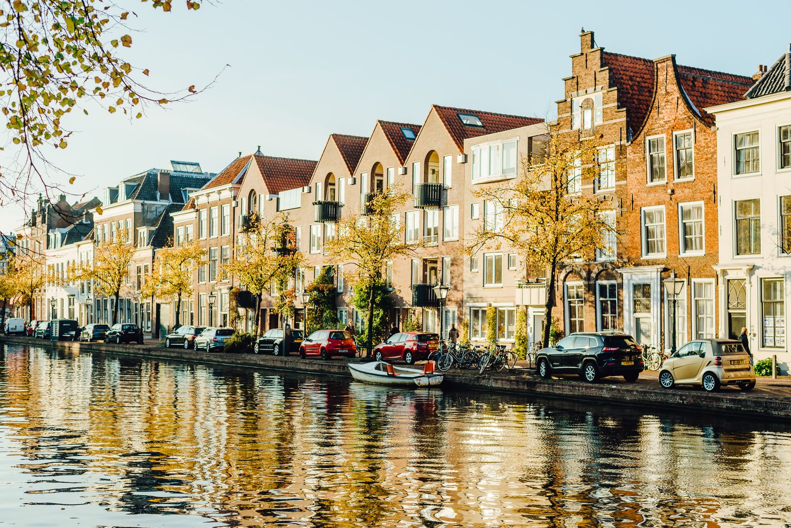 Rij Nederlandse woningen aan een gracht
