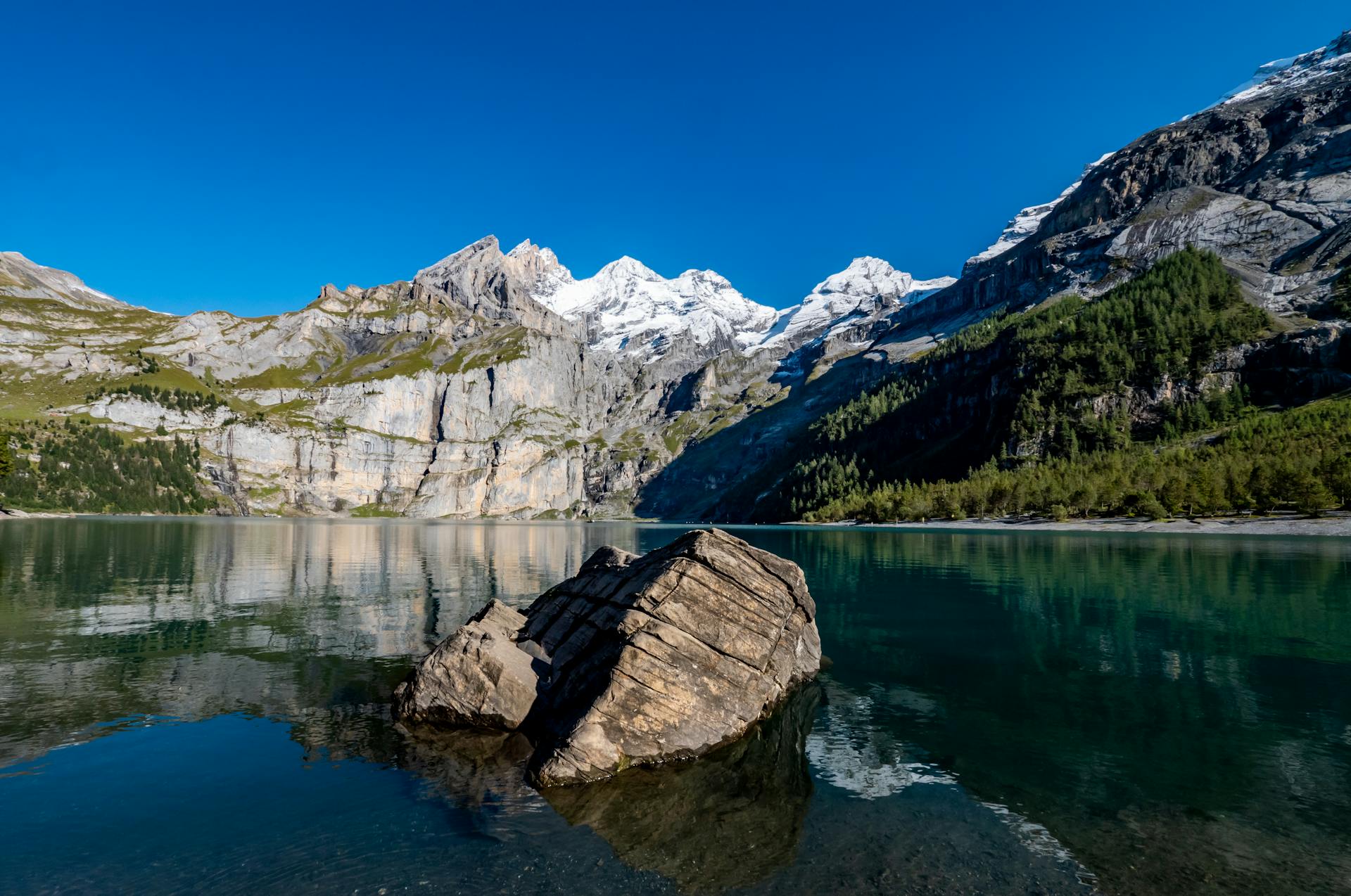 Oeschinenmeer tussen de bergen van de Berner Alpen