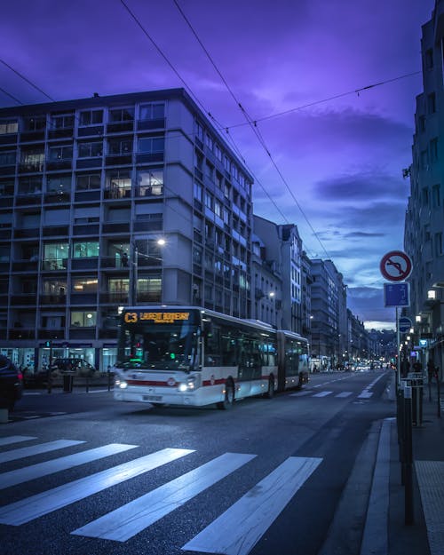 Foto profissional grátis de autobus, azul, cidade