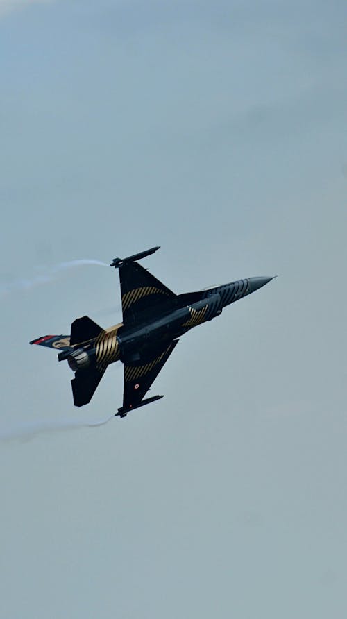 Kostenloses Stock Foto zu f 16, fliegen, flugzeug