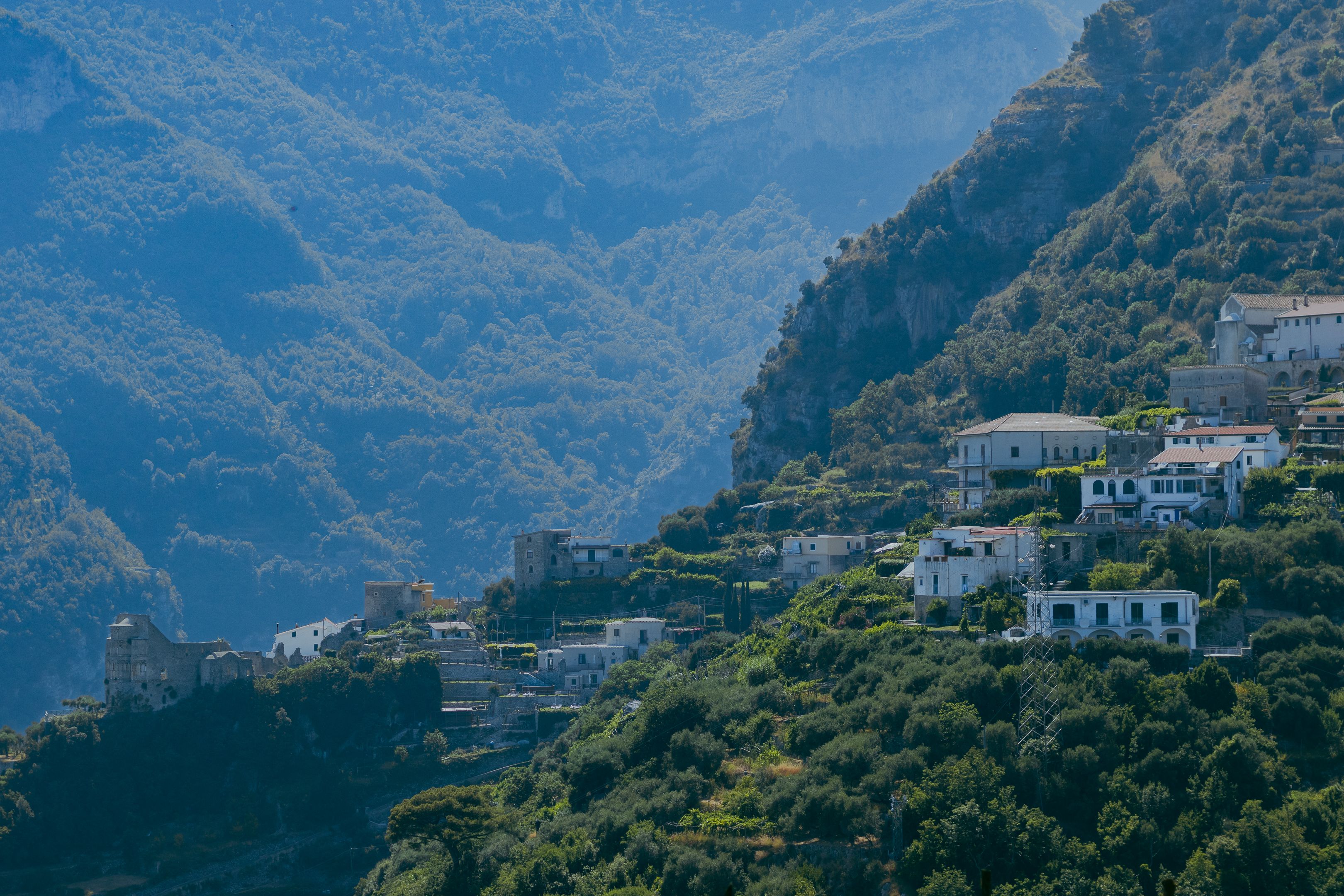 Ravello na sua encosta verde acima da Costa Amalfitana, Itália