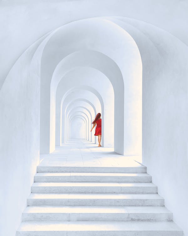 Femme En Robe Rouge Debout Dans Le Bâtiment White Arch