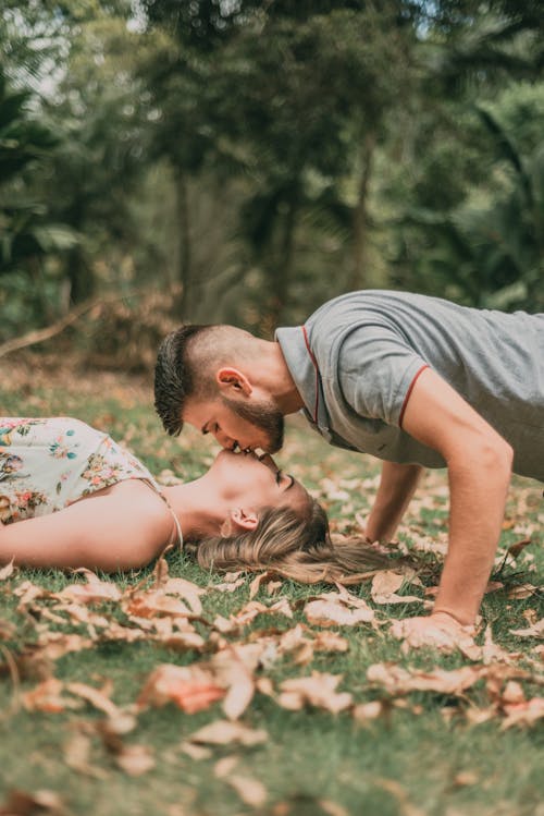 Fotobanka s bezplatnými fotkami na tému bozk, bozkávanie, byť spolu