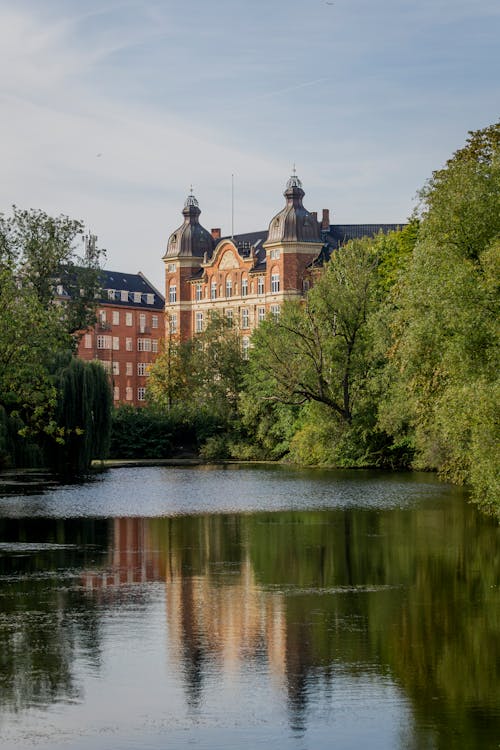 Gratis stockfoto met bomen, gebouw, meer