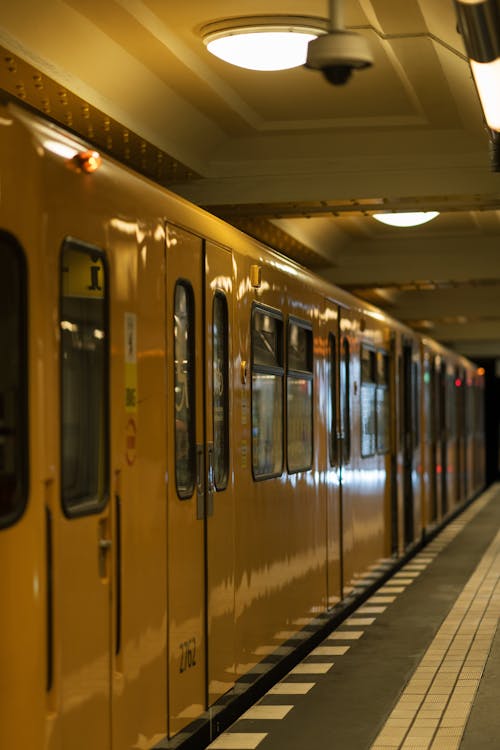 Бесплатное стоковое фото с вертикальный выстрел, платформа метро, поезд метро