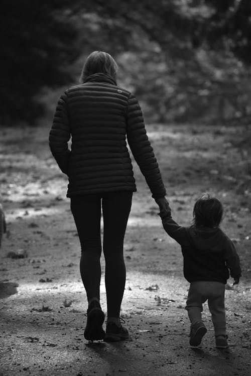 Foto profissional grátis de andando, criança, mãe