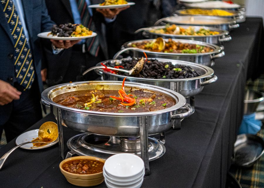 Buffet mit Warmhaltebehältern an einem Anlass