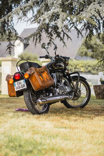 Paire de sacoches cavalières montées sur une moto routière en situation de chargement, vue trois quarts arrière