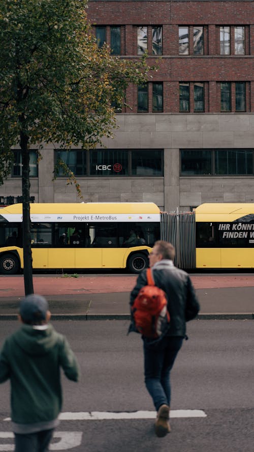 Ilmainen kuvapankkikuva tunnisteilla bussi, ihmiset, jaywalking