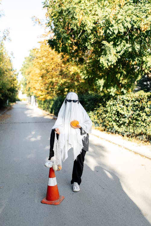 ayakta, cadılar bayramı, çanta içeren Ücretsiz stok fotoğraf