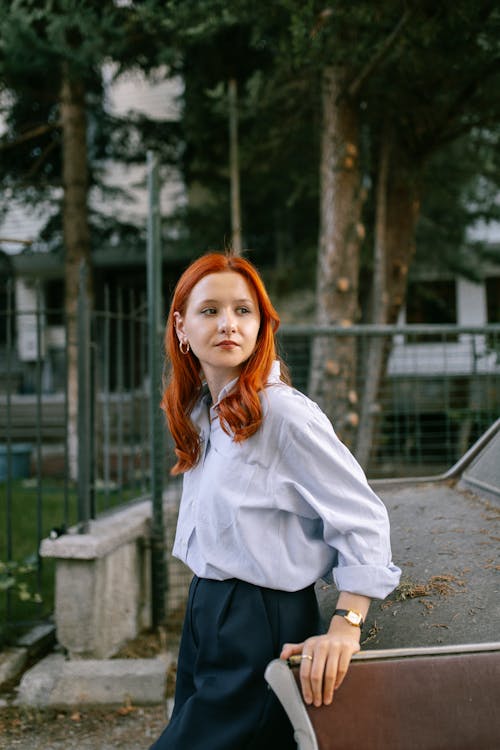 Fotos de stock gratuitas de cabello rojo, camisa, de pie