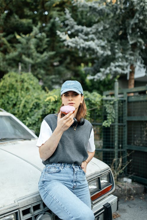 Photos gratuites de beignet, casquette, debout