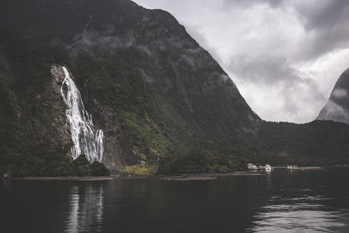 Foto profissional grátis de água, cachoeira, colinas