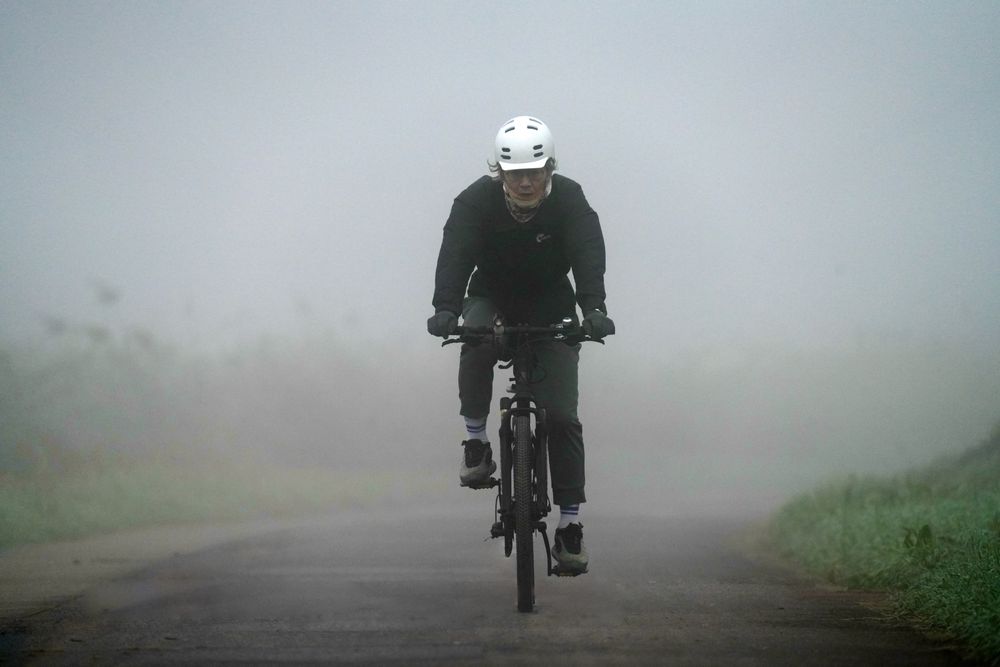 Cyklista v ranní mlze – příroda Poodří
