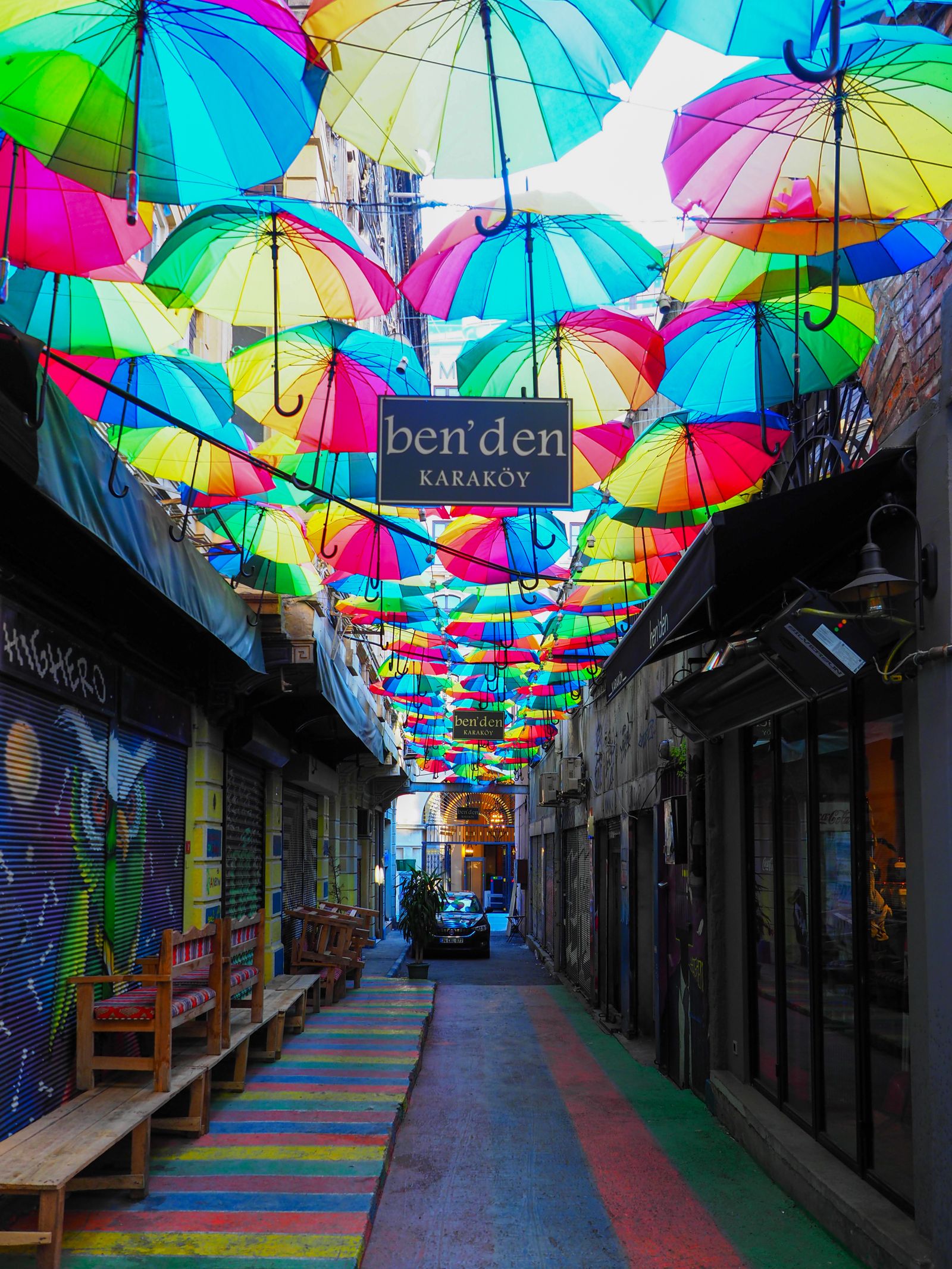 Cazare în Istanbul: strada cu umbrele colorate din Karaköy