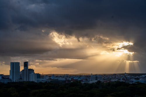 Darmowe zdjęcie z galerii z błyszczący, chmury, dramatyczny