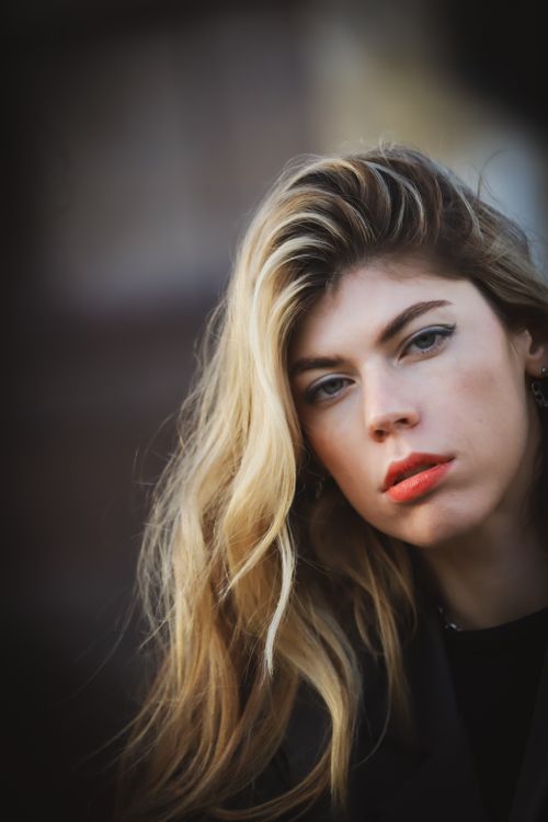 Free Portrait of a stylish woman with blonde hair and vibrant lipstick in Berlin. Stock Photo