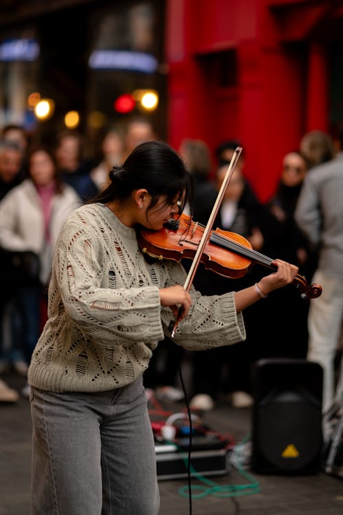 Foto profissional grátis de de pé, entretenimento, instrumento musical