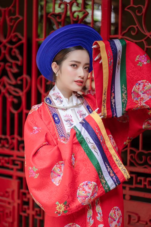 Free Striking portrait of a woman in colorful traditional clothing with a vibrant headdress. Stock Photo