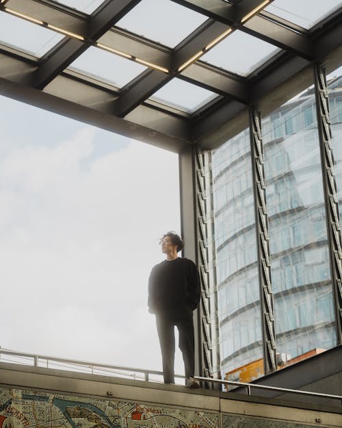 Kostenloses Stock Foto zu aufnahme von unten, gebäude, hände in den taschen