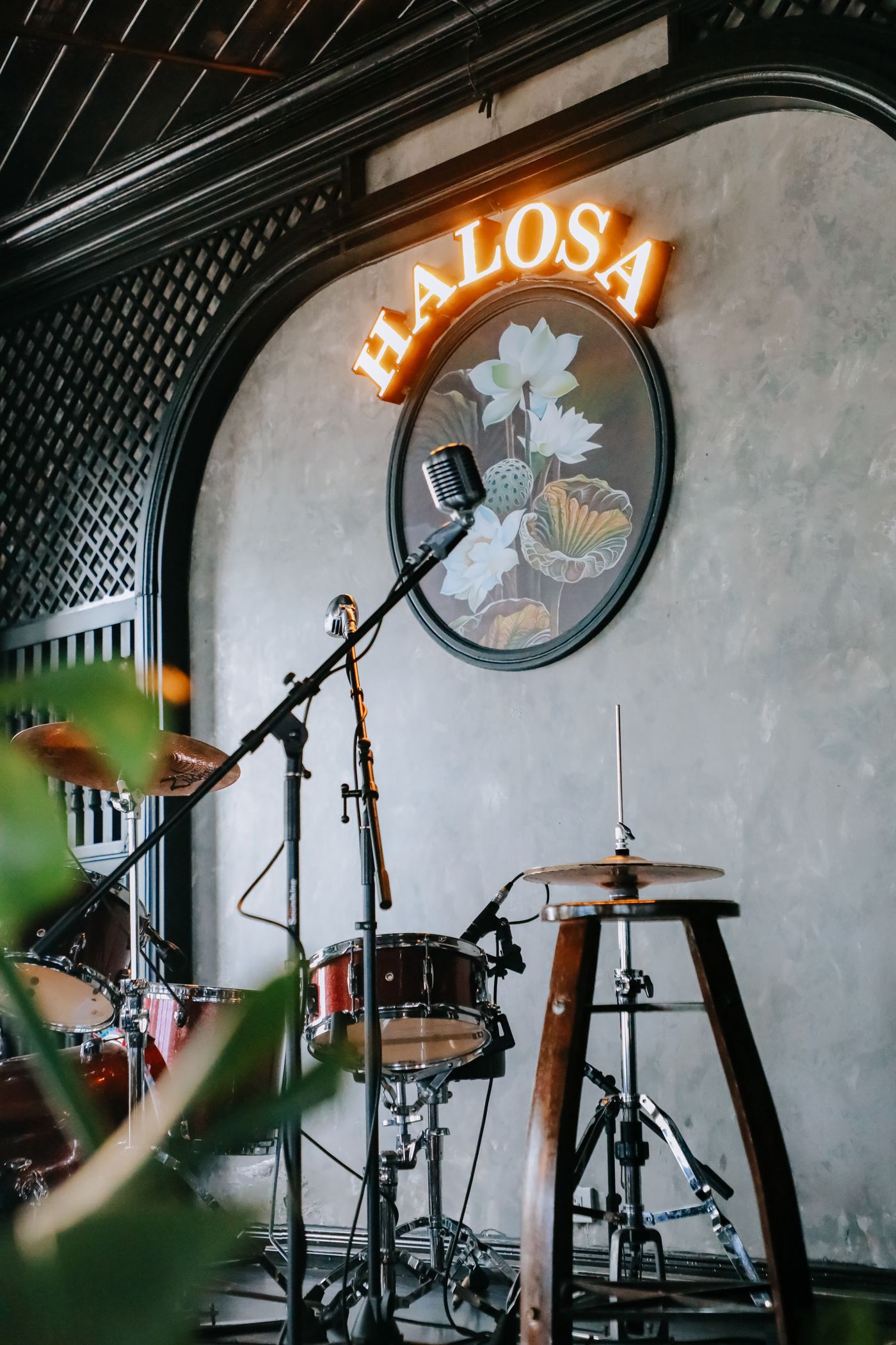 Petite scène musicale installée dans un lieu intimiste