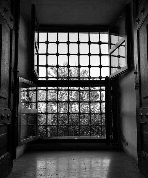 Barlar, black and white, camlar içeren Ücretsiz stok fotoğraf