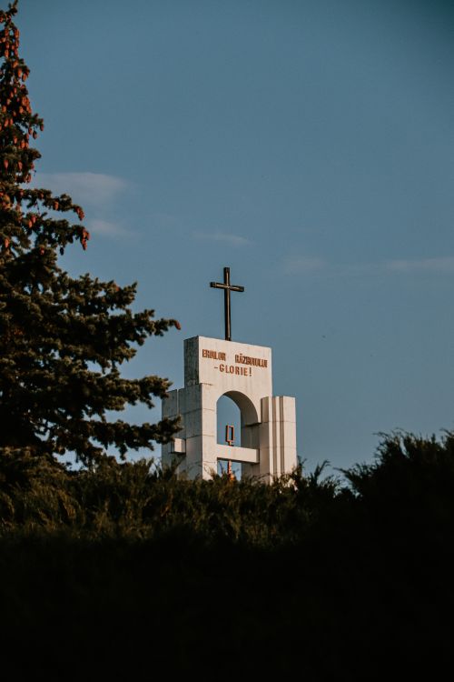 Free Vertical shot of the Serpeni Memorial bell tower in Moldova under clear blue skies. Stock Photo