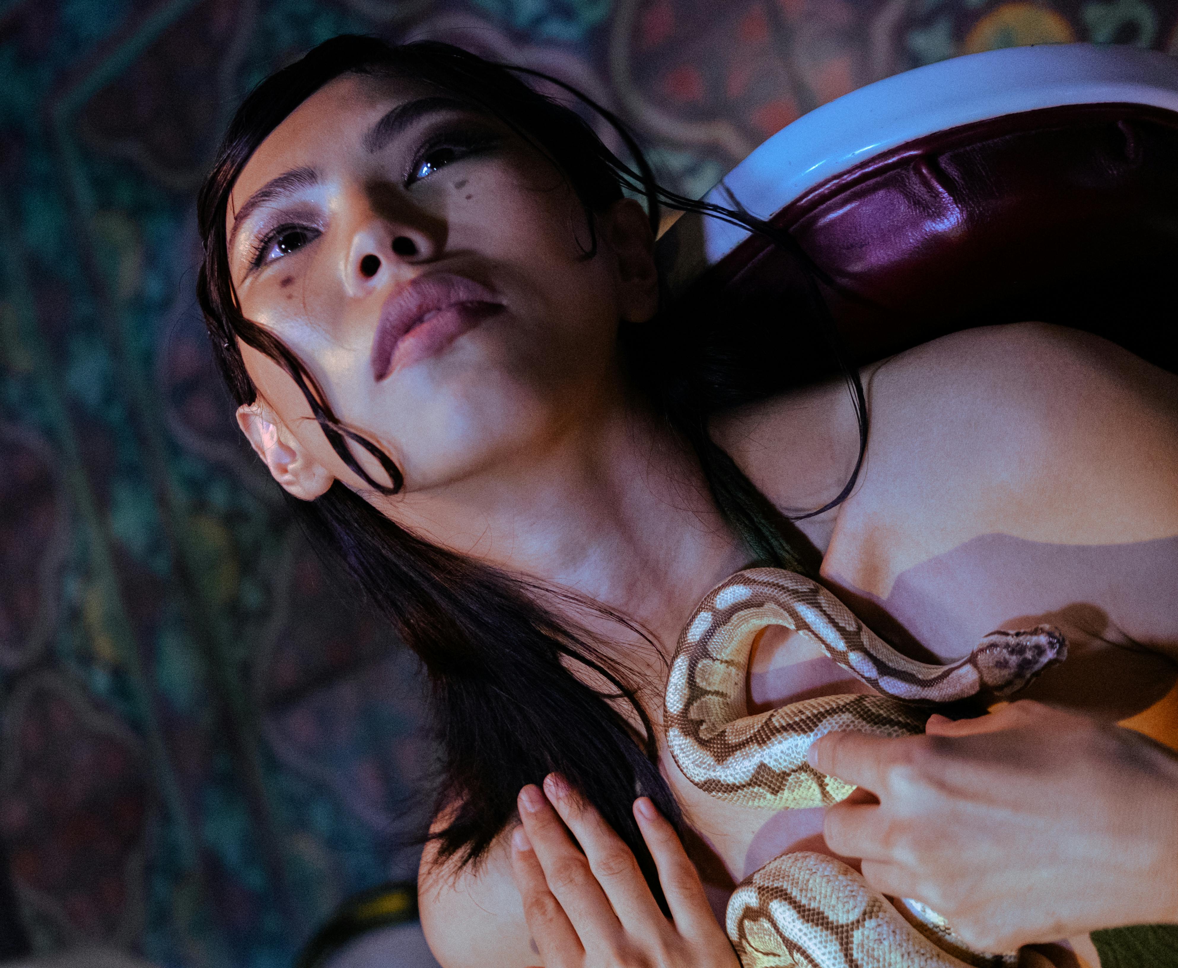 Rüyada yılanla dans etmeyi temsil eden, gizemli ve sürreal bir atmosferde yılanla uyum içinde hareket eden figür.