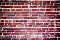 红砖墙的特写展示了其风化的纹理和复杂的图案