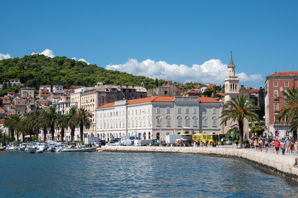 Faleza Riva și portul din Split, Croația, cu dealul Marjan în fundal
