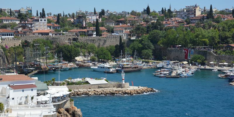 El puerto y el casco antiguo de Antalya