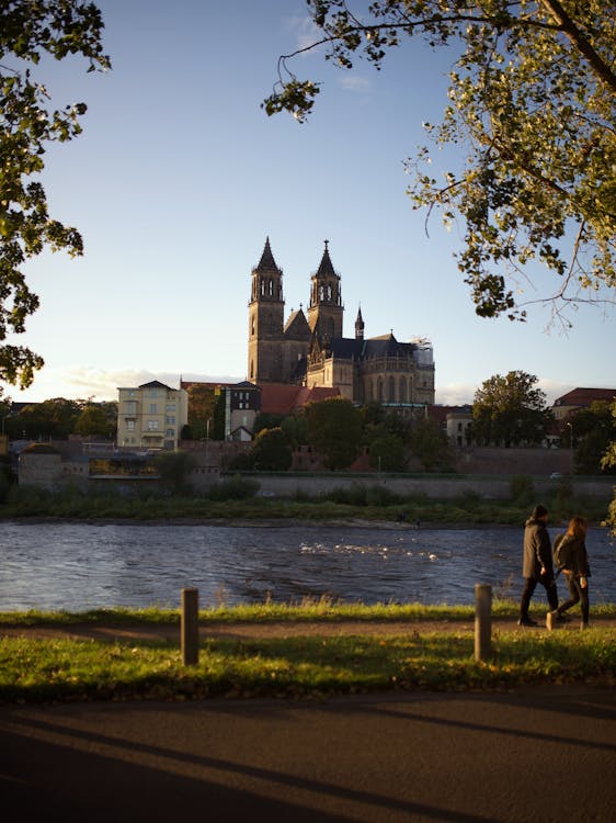 Ilmainen kuvapankkikuva tunnisteilla joki, kaksi henkilöä, katedraali